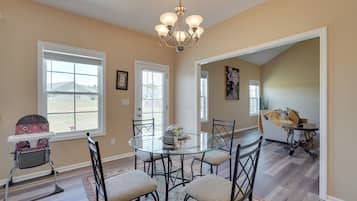 House (3 Bedrooms) | Interior