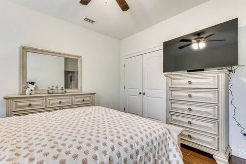Screened-in Patio & Trampoline: Creola Getaway!