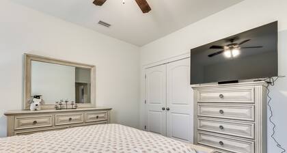 Screened-in Patio & Trampoline: Creola Getaway!