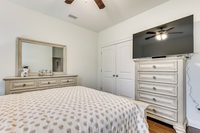 Screened-in Patio & Trampoline: Creola Getaway!