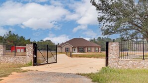 Un lotissement résidentiel fermé, avec une maison, une allée et un ciel dégagé.