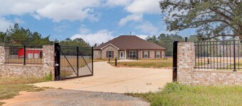 Screened-in Patio & Trampoline: Creola Getaway!