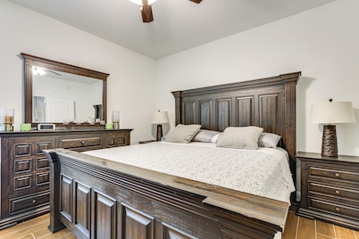 Screened-in Patio & Trampoline: Creola Getaway!
