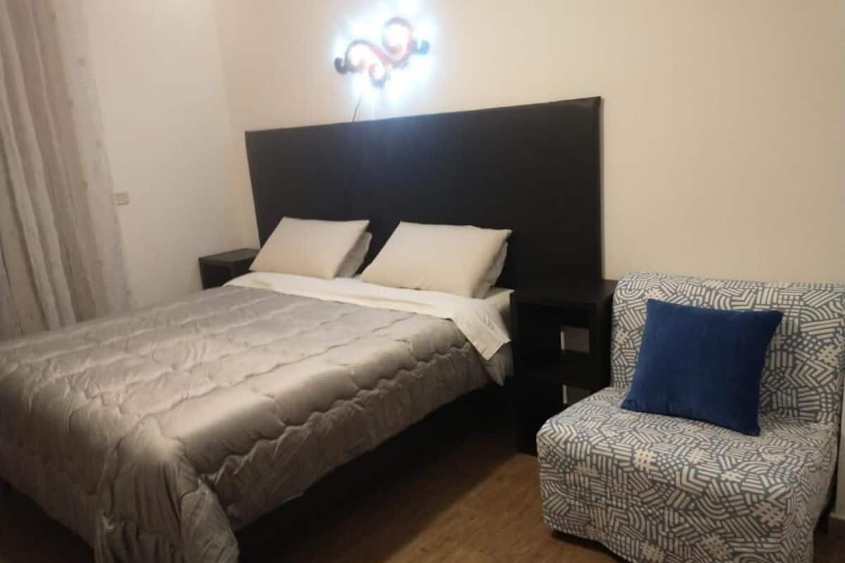 Comfort kamer, 1 twee- of 2 eenpersoonsbedden | Een bureau, een strijkplank/strijkijzer, gratis wifi