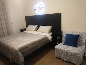 Comfort kamer, 1 twee- of 2 eenpersoonsbedden | Een bureau, een strijkplank/strijkijzer, gratis wifi