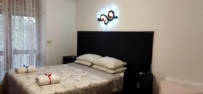 Een bureau, een strijkplank/strijkijzer, gratis wifi