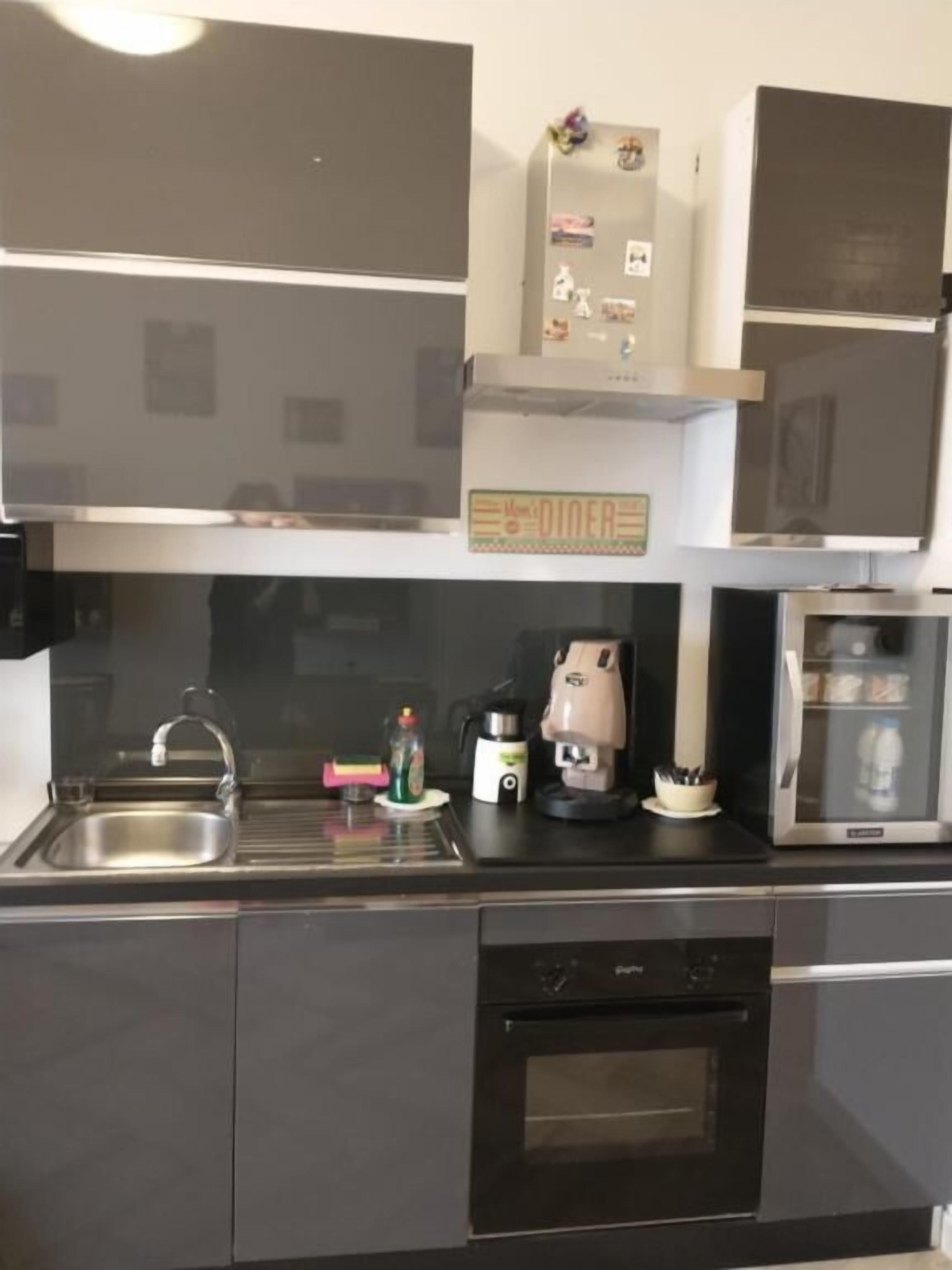 Una cucina moderna dotata di lavastoviglie, forno e microonde.