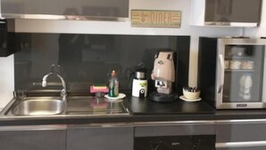 Eine moderne Küche mit Geschirrspüler, Backofen und Mikrowelle.