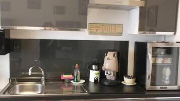 Una cucina moderna dotata di lavastoviglie, forno e microonde.