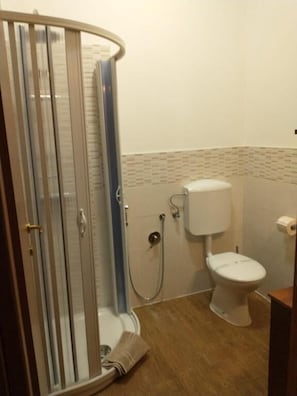 Een douche, gratis toiletartikelen, een haardroger, pantoffels