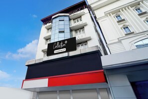 Un edificio con un letrero que dice 'Collection Company-Serviced'.