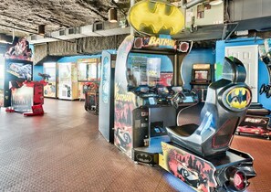 Pelihalli, jossa on useita erilaisia peliautomaatteja, mukaan lukien Batman-teemainen automaatti.