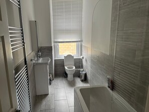 Secador de cabelo, toalhas de banho, sabonete, papel higiênico