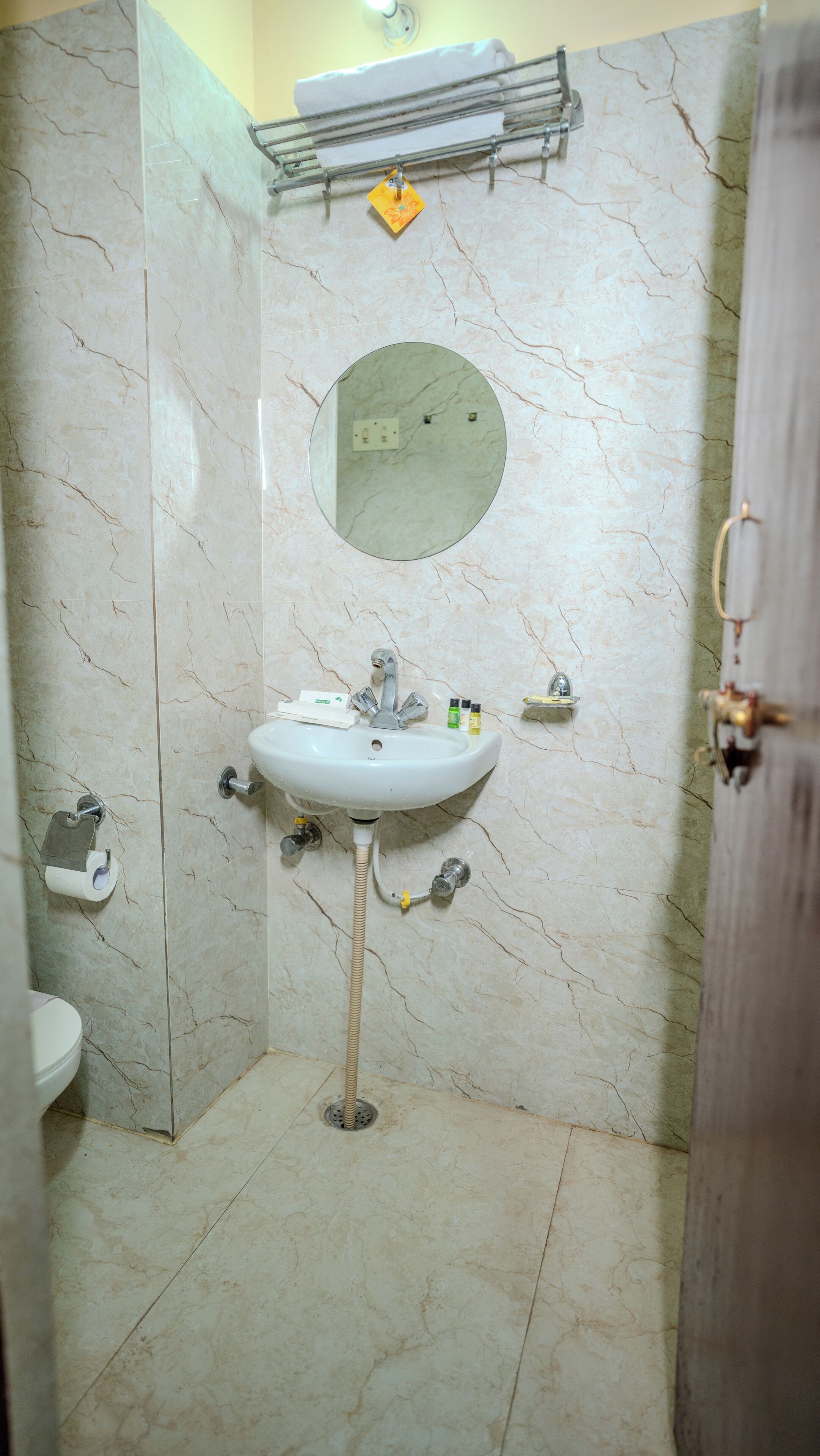 Ein Badezimmer mit Waschbecken, Spiegel und Handtuchhalter.