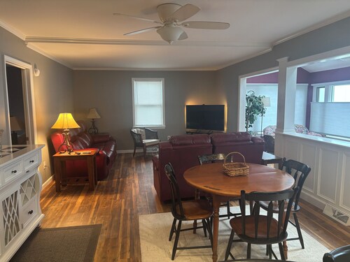Cozy lakeside 2-bedroom house on Oneida Lake south shore