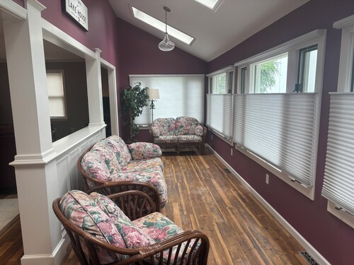 Cozy lakeside 2-bedroom house on Oneida Lake south shore