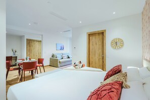 A modern hotel room with a large bed, a dining area, and a living space. - Bonsai Studio-Aka 302 (Noord)