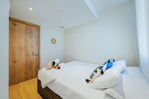 Ein Hotelzimmer mit Holzschrank, einem Bett mit weißer Bettwäsche und einem dekorativen Spiegel an der Wand.