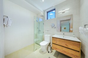 Hair dryer, towels - Bonsai 1BR Suite-Bamboo 206 (Noord)