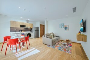 A modern living space with a kitchen, dining area, and seating area. - Bonsai 1BR Suite-Wood Heaven 305 (Noord)