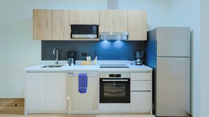 Eine moderne Küche mit integriertem Geschirrspüler, Backofen und Kühlschrank.