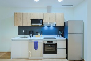 Eine moderne Küche mit integriertem Geschirrspüler, Backofen und Kühlschrank.