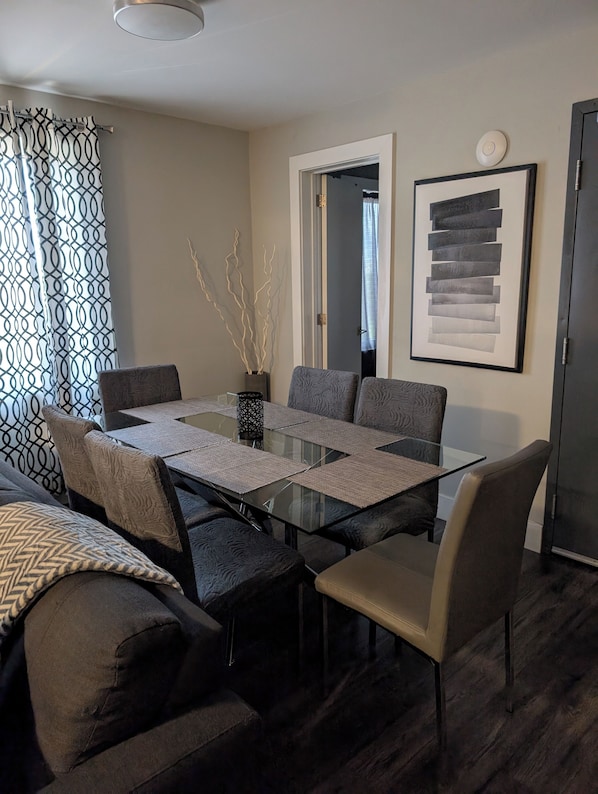Dining - This condo is perfect for families, friend groups and couples. (NIAGARA FALLS)
