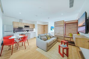 Eine moderne Wohnung mit Küche, Essbereich und Wohnzimmer.