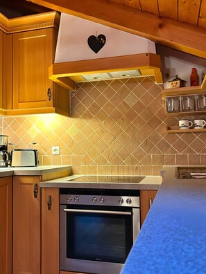Coffee/tea maker, fridge, oven, stovetop - Apartment 'Zum Rießacker' with Mountain View and Wi-Fi (Garmisch-Partenkirchen)