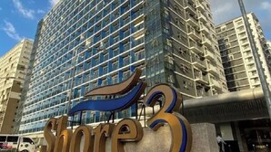 Un edificio moderno de gran altura con un llamativo letrero que dice 'Shore 3'.