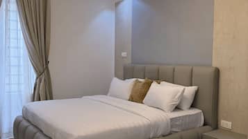 Een moderne slaapkamer met een groot bed, een nachtkastje en een bijzondere lamp.