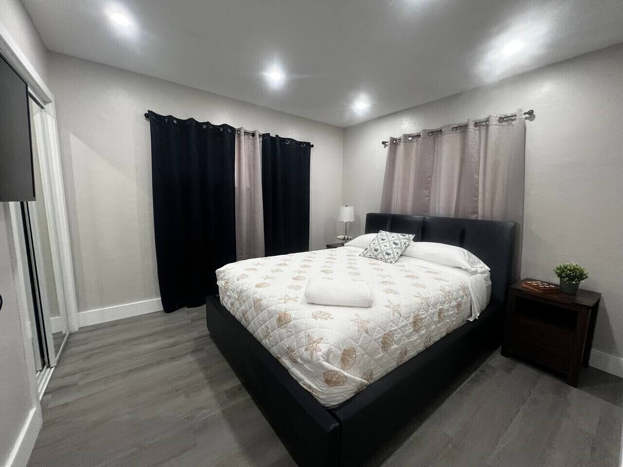 Desk, iron/ironing board, WiFi, bed sheets