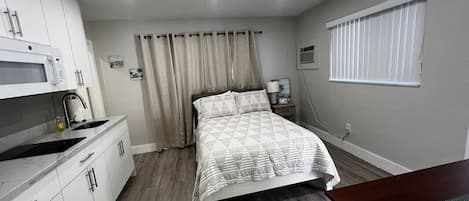 Tabla de planchar con plancha, wifi y ropa de cama