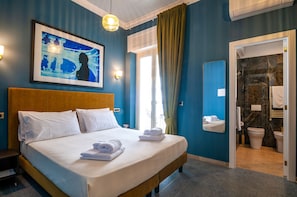 Kamar Triple Keluarga, Beberapa Tempat Tidur, balkon, pemandangan halaman | Brankas, meja kerja, tirai kedap cahaya, dan kedap suara
