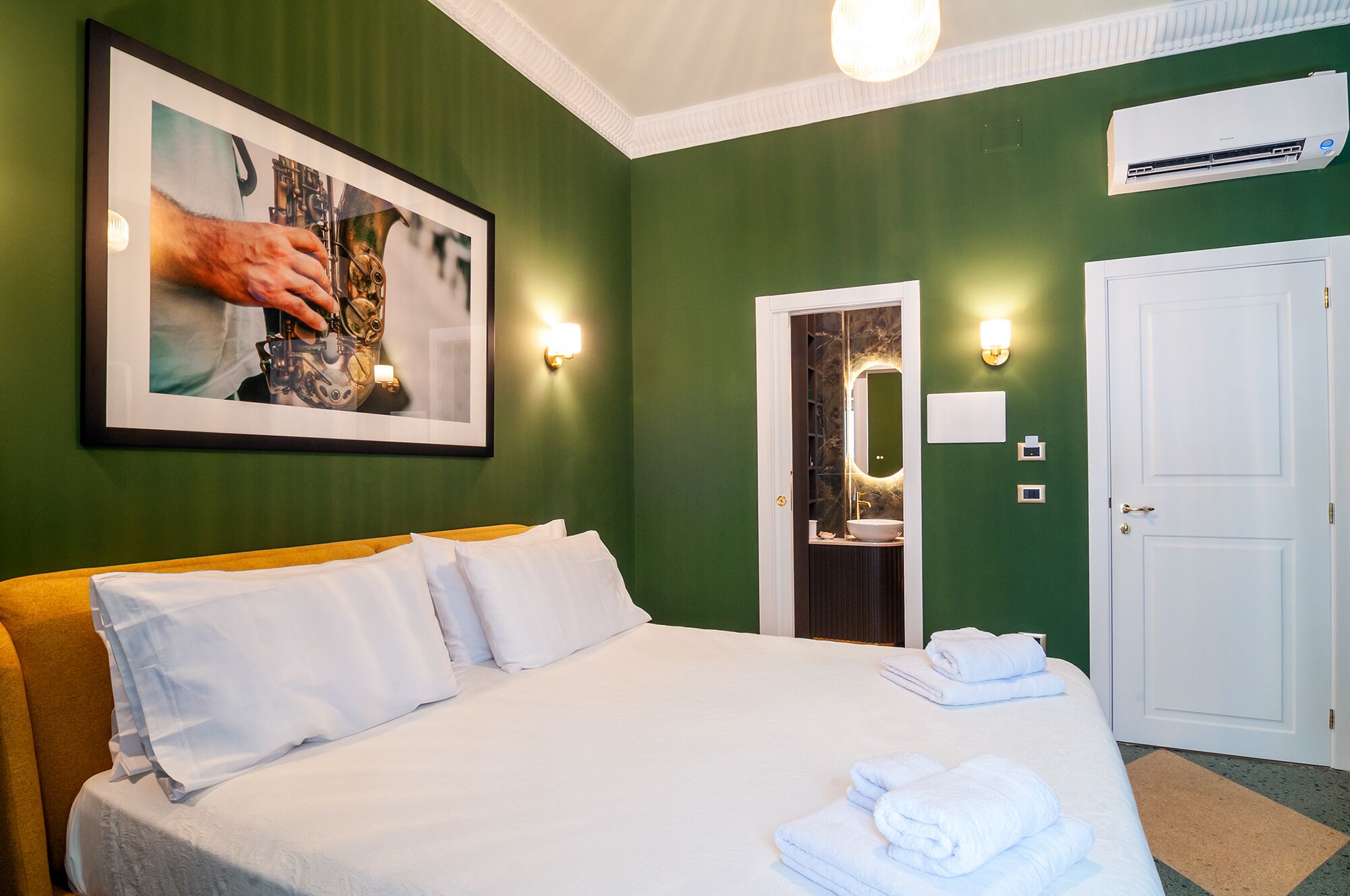 Kamar Double Deluks, balkon, pemandangan kota | Brankas, meja kerja, tirai kedap cahaya, dan kedap suara
