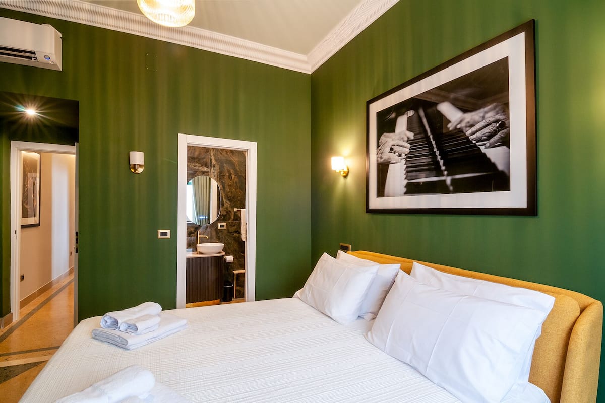 Deluxe-huone, kaupunkinäköala | Tallelokero huoneessa, työpöytä, pimennysverhot, äänieristys