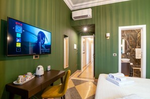 Habitación Deluxe doble, balcón, vistas a la ciudad | Caja fuerte, escritorio, cortinas opacas y sistema de insonorización