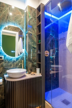 Kamar Double Deluks, balkon, pemandangan kota | Kamar mandi | Perlengkapan mandi gratis, pengering rambut, handuk, dan sabun