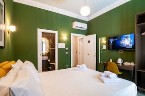 Kamar Double Deluks, balkon, pemandangan kota | Brankas, meja kerja, tirai kedap cahaya, dan kedap suara