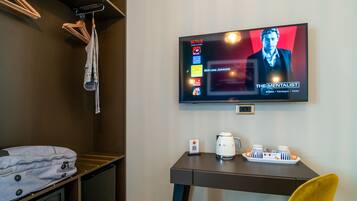 Deluxe Double or Twin Room, Courtyard View | In-room safe, desk, blackout drapes, soundproofing