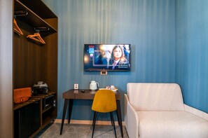 Habitación triple familiar, varias camas, balcón, vistas al patio | Caja fuerte, escritorio, cortinas opacas y sistema de insonorización
