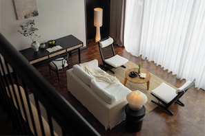 Signature Suite, Hill View | Living area