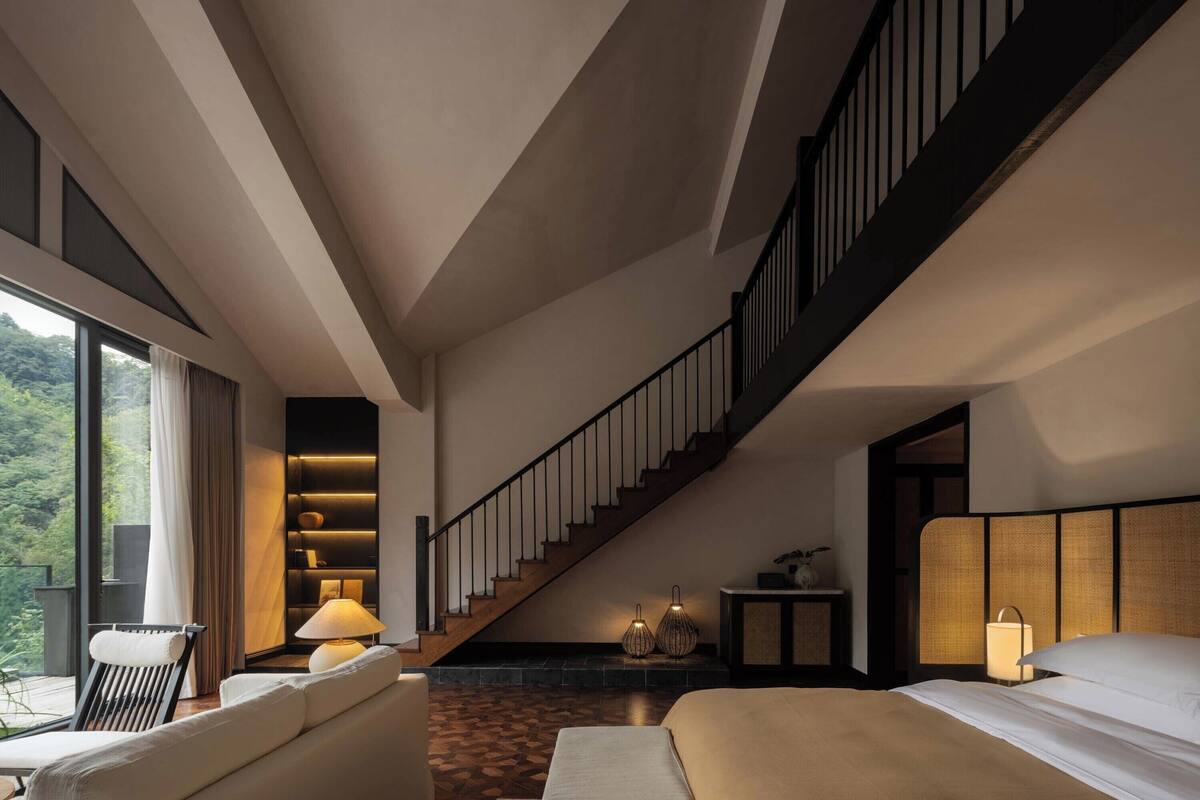 Signature Suite, Hill View | Premium bedding, desk, laptop workspace, blackout drapes