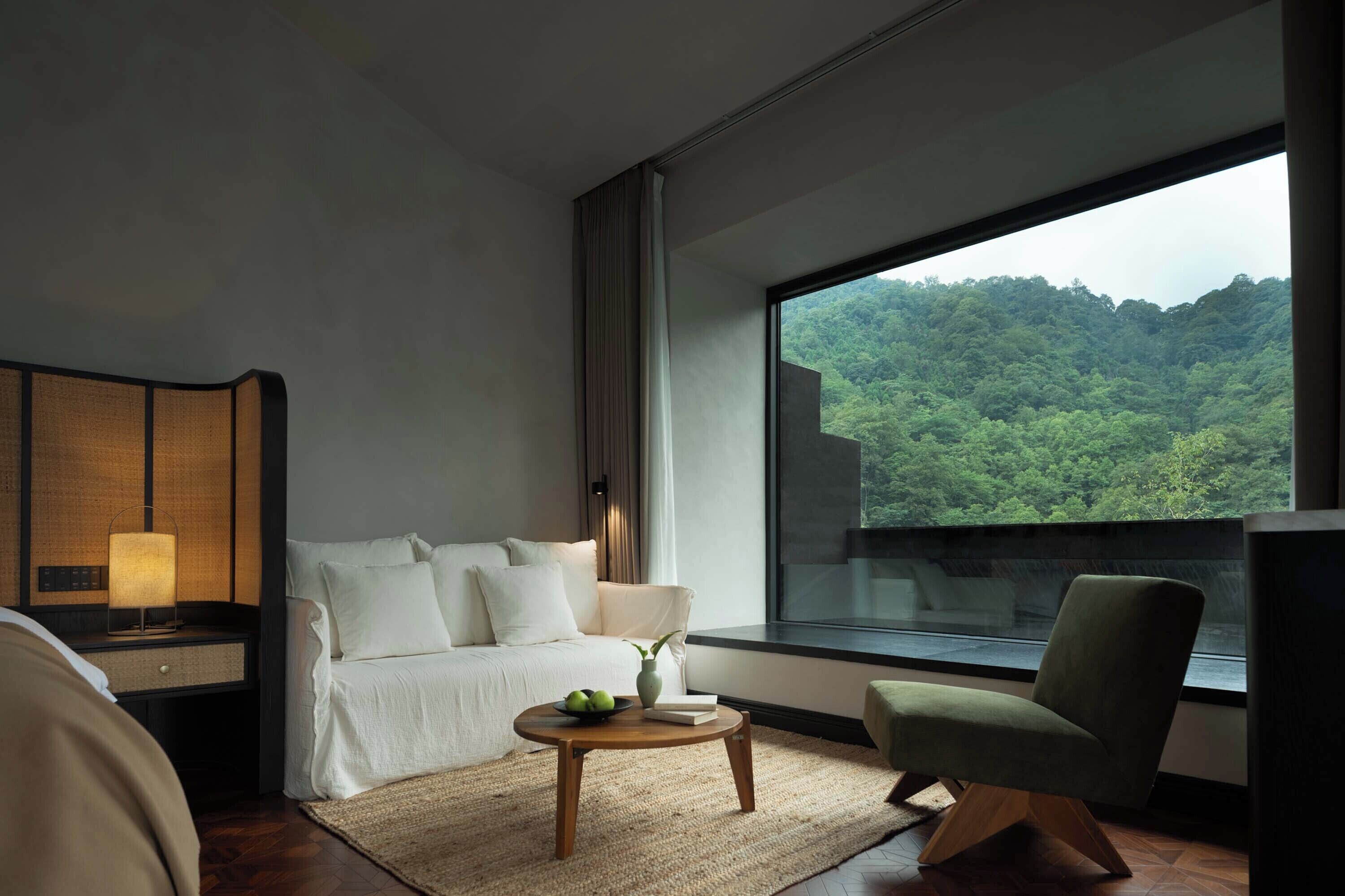 Suíte com design assinado, vista para a colina | Parte interna