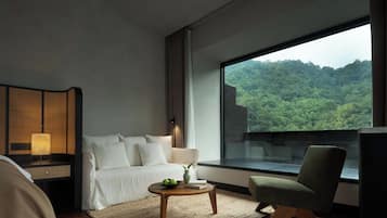 Suíte com design assinado, vista para a colina | Parte interna