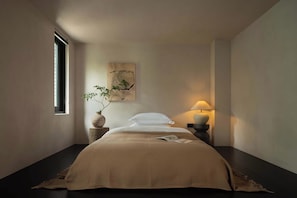 Signature Suite, Hill View | Premium bedding, desk, laptop workspace, blackout drapes