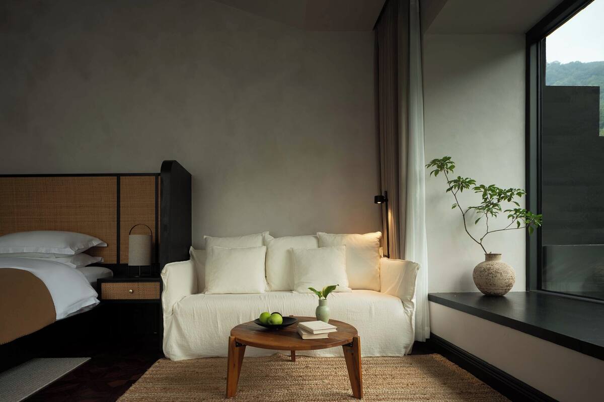 Signature Suite, Hill View | Premium bedding, desk, laptop workspace, blackout drapes