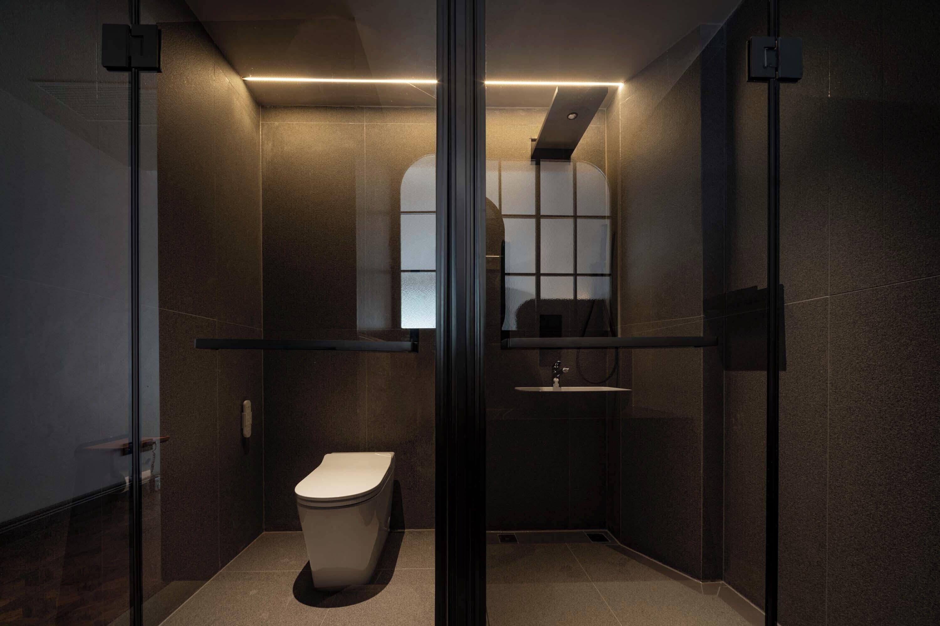 Quarto casal luxo, vista para a colina | Banheiro | Chuveiro, chuveiro com efeito de chuva, produtos de toalete grátis 