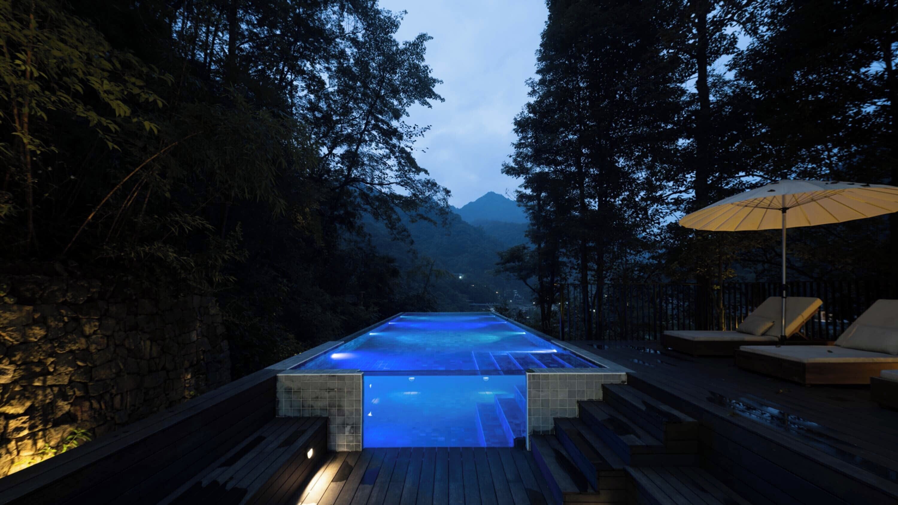 Piscina externa, guarda-sóis