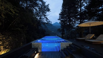 Piscina externa, guarda-sóis